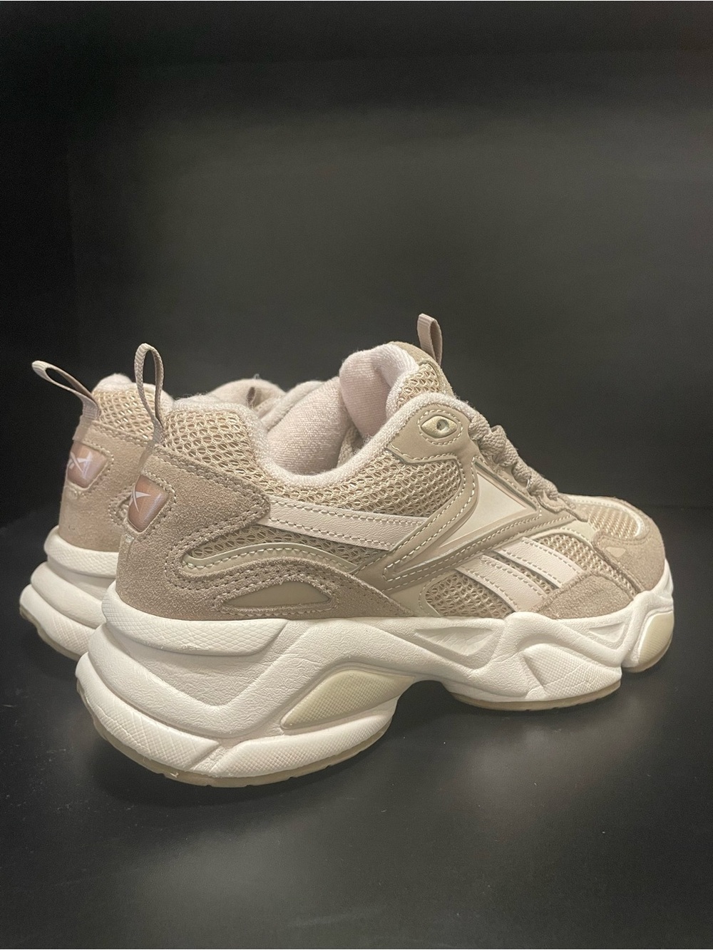Reebok Charge Women's Taupe and White Sneaker Sz 8.5 - Picture 2 of 3